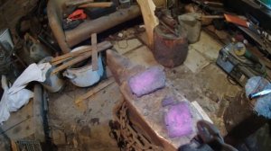 Кузня.  Лесные  болванки  и  сталь.