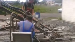 Опускаем геозонд для теплового насоса.