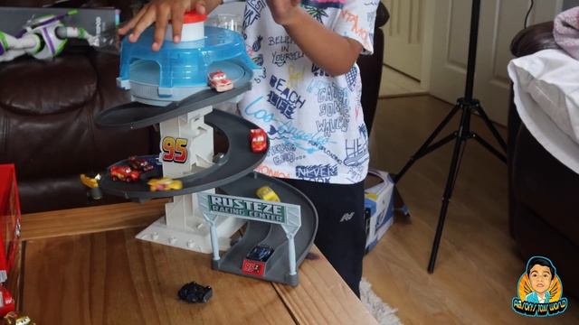 DISNEY PIXAR CARS MINI RACERS смотреть онлайн