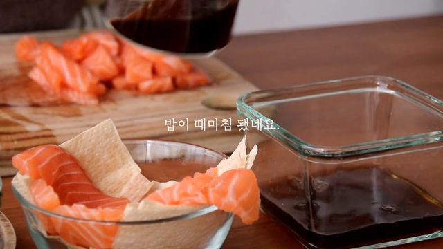 집에서 연어사케동 연어덮밥 혼밥하며 휴식하는 일상 смотреть онлайн