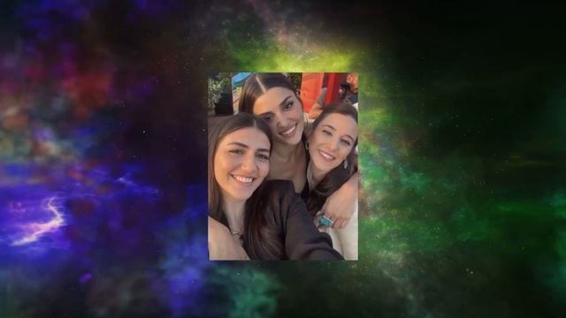 Hanker fans surround Hande and took picture with her. She talked with them смотреть онлайн