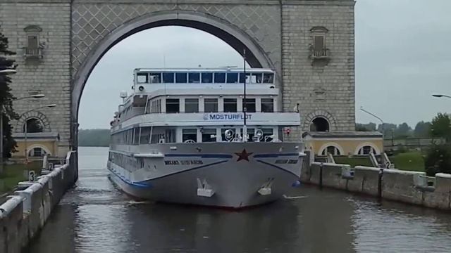 т/х МИХАИЛ БУЛГАКОВ входит в угличский шлюз смотреть онлайн