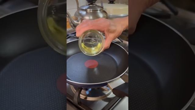 Que hacer para que no salte tu aceite al hacer un huevo estrellado | como hacer un huevo estrellado смотреть онлайн