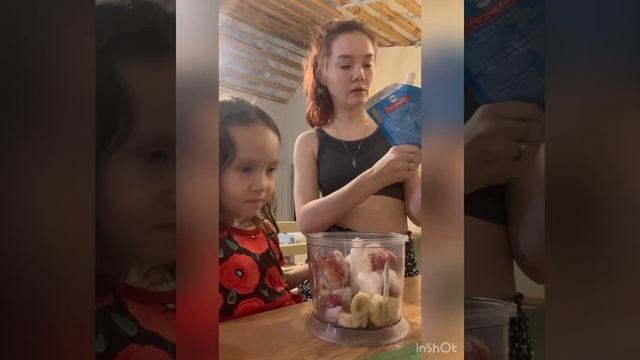 Маленькая Эмилия готовит с мамой «Смузи» простой рецепт смузи, мама поранилась. Эмилия повар🧑🍳 смотреть онлайн