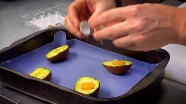 Идеальный кето завтрак. Вкусно Яичница в авокадо смотреть онлайн