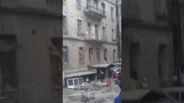 В Киеве на ул. Б. Хмельницкого 12 обвалилась часть дома смотреть онлайн