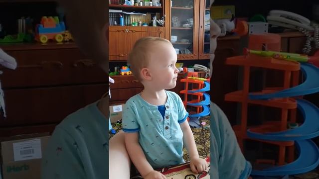 Даниил 1,10 пьет кисель малиновый