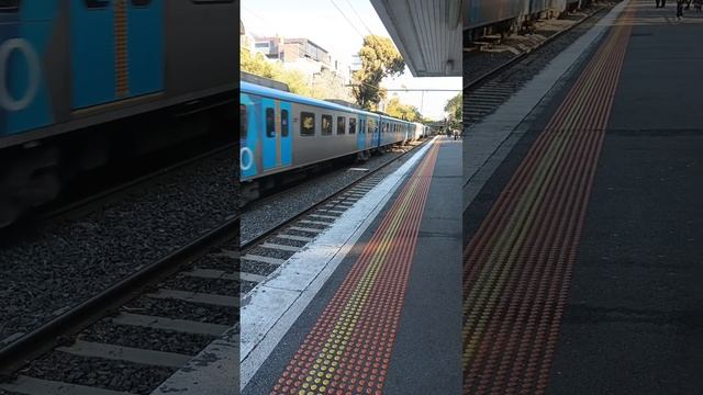 Sandringham bound Siemens Nexas and Citybound Alstom Comeng at Prahran Station смотреть онлайн