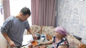 Сын солит красную рыбу🐟 а я помогаю 🫣 //а как ВЫ думаете 🤔😋//