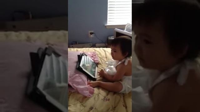 Ipad kid!! Baby playing ipad смотреть онлайн