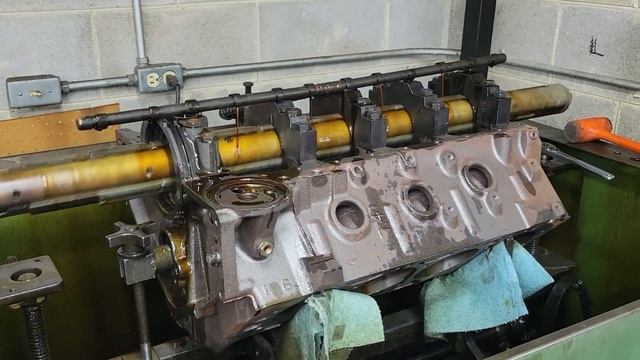 Line honing a Big Block Chevy with billet main caps смотреть онлайн