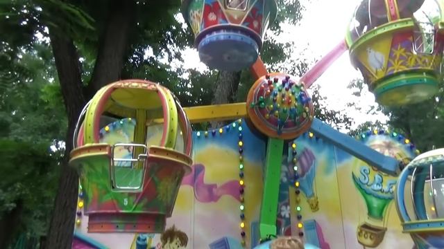 Алиса развлекается в парке