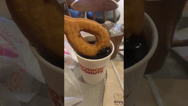 The original DUNKin Donut is back! смотреть онлайн