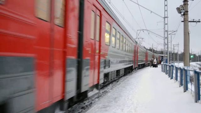 ЭД4М-0027 с приветливой локомотивной бригадой смотреть онлайн