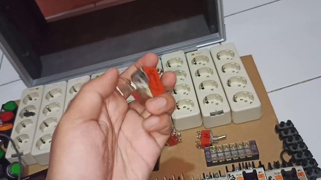 MEMBUAT PANEL LISTRIK 3 PHASE KEREN || PART 1 || ALAT DAN BAHAN || KHUSUS YANG SUKA RIBET 😂😂😂 смотреть онлайн