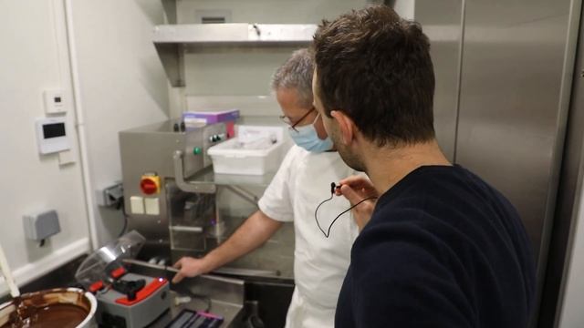 L'Electron Libre en stage dans la chocolaterie Duceau d'Angoulême ! - S04E08 смотреть онлайн