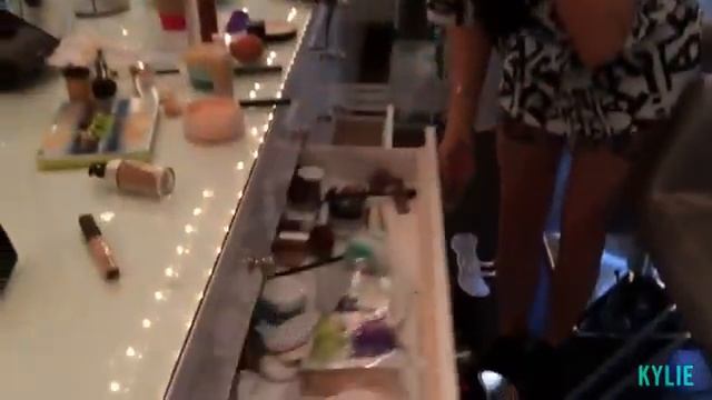 [FULL VIDEO] Kylie Jenner | Doing My Own Makeup| Mini Tutorial Using Too Faced Chocolate Bar Palett смотреть онлайн