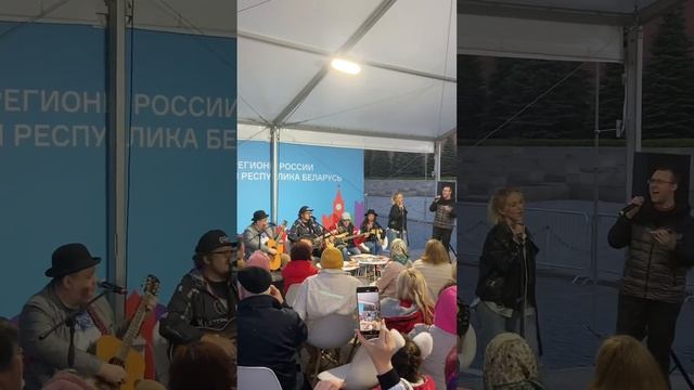 Поздравляем с Днём России! Квартирник на Красной Площади. Группа Мишель и Гарри Ананасов смотреть онлайн
