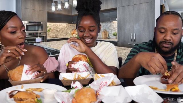 TRYING NEW VEGAN CHICKEN SANDWICH - MONTYS GOOD BURGER смотреть онлайн