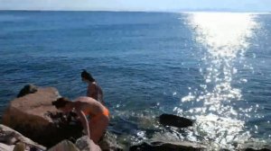 Охотник за девушками в купальниках на пляже