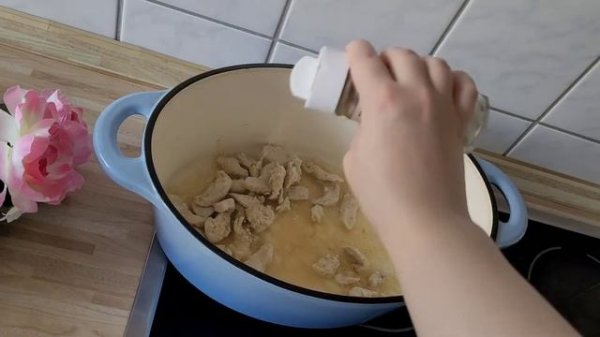 Белый соус с мясом.White sauce with meat.