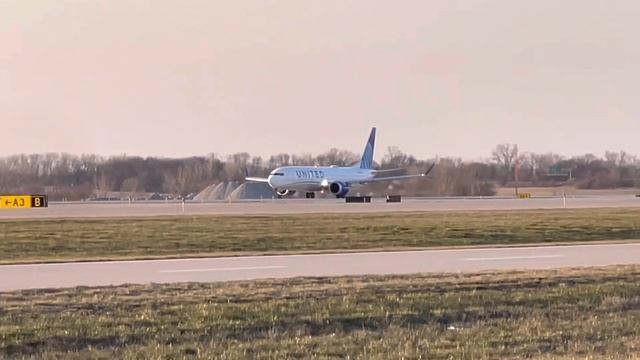 United Boeing 737 MAX9 Takeoff from Kansas City (MCI) смотреть онлайн