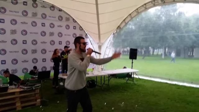 Зачитал фристайл на Vkfest рифмы и панчи