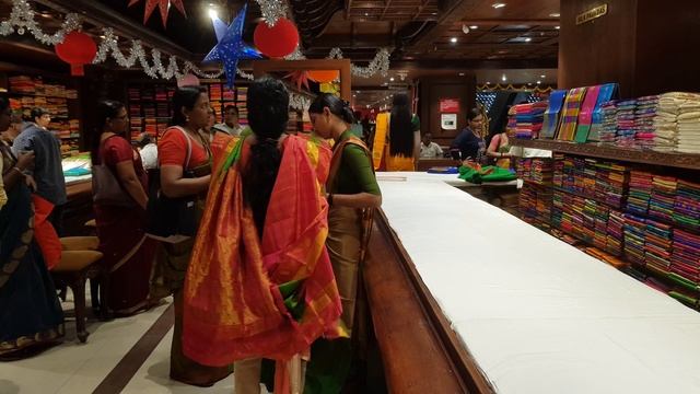 Покупка сари к Рождественским праздникам в Керала, Индия. смотреть онлайн