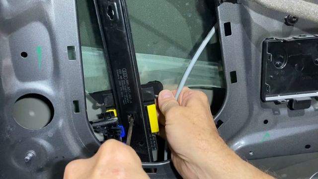 Audi Q7 4M window glass removal смотреть онлайн