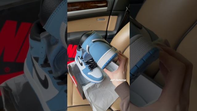Кроссовки Nike Air Jordan 1 High University Blue смотреть онлайн