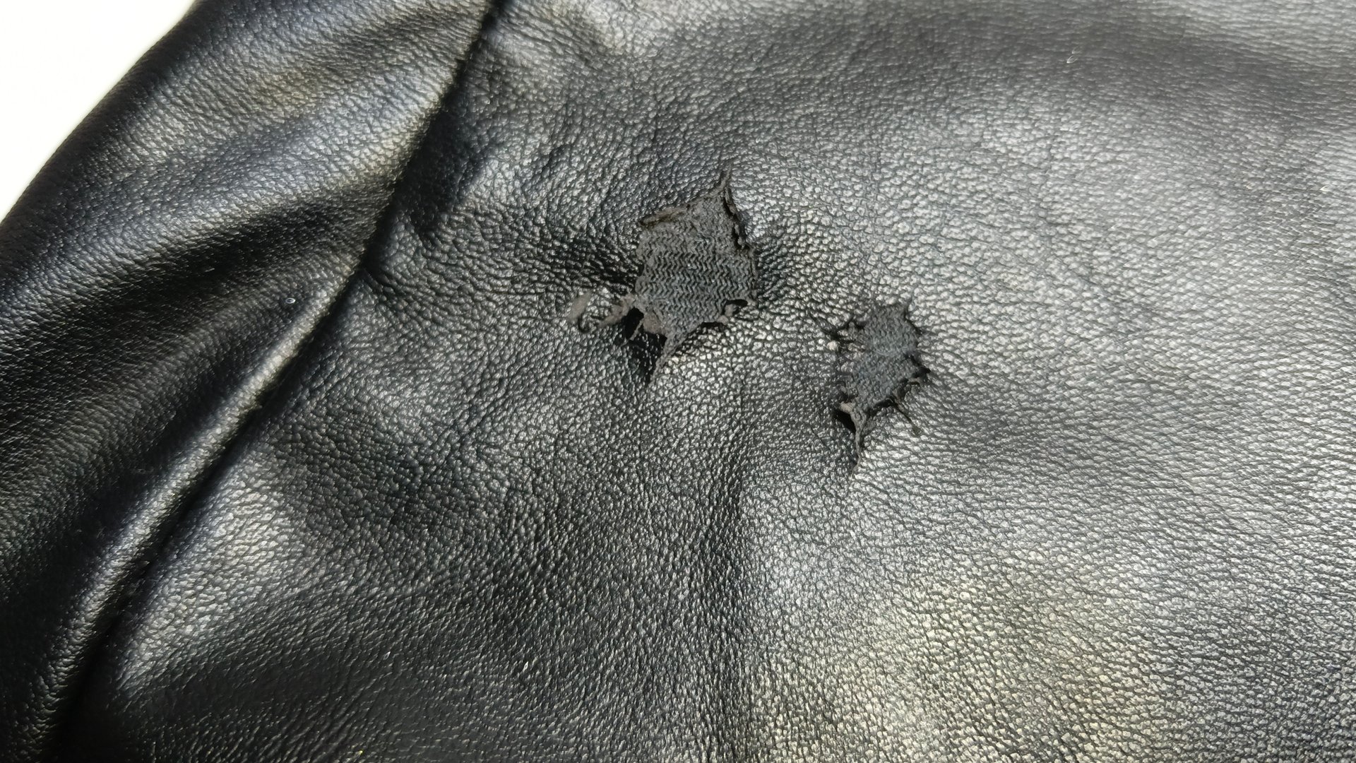 Ремонт юбки из экокожи.