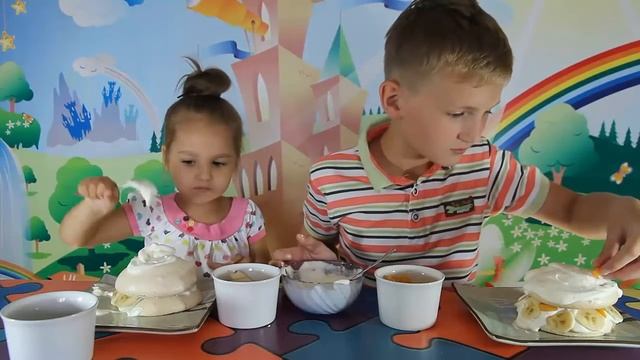 Готовим с Джейми Оливером. Мини торт Павлова с абрикосами, бананами, печеньем ОРЕО по рецепту Джейми смотреть онлайн