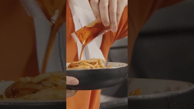 Uncle Roger Creamy Chili Crab Pasta смотреть онлайн