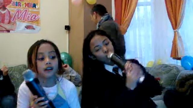 Sinnead singing Mama Mia смотреть онлайн