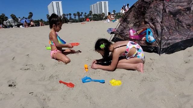 Kids are playing on the beach with sand and having fun смотреть онлайн