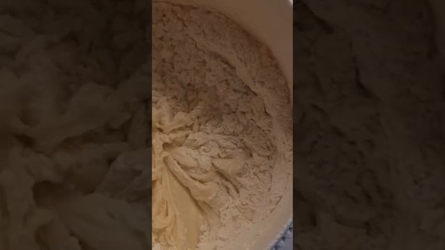 осень - прекрасное время чтобы испечь шарлотку🥧 смотреть онлайн