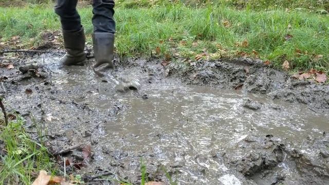 Leather Boots Stomping in Muddy Puddle смотреть онлайн