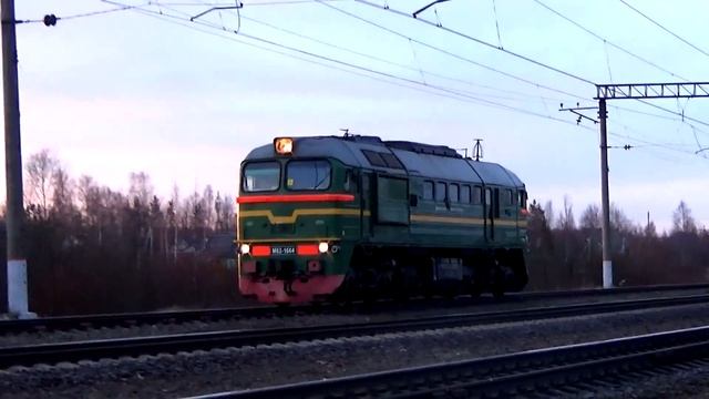 Свежепокрашенный тепловоз М62-1664 следует резервом и даёт оригинальный тифон