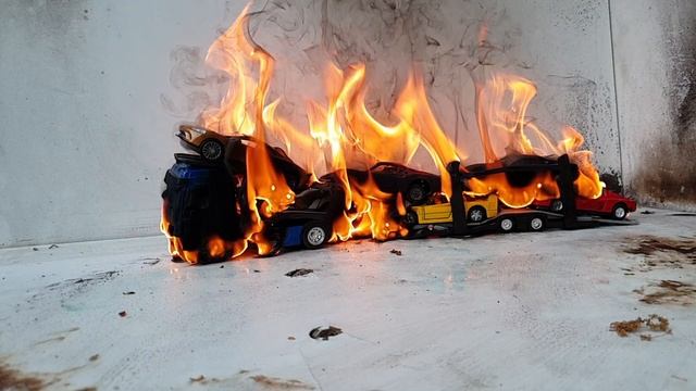 1/39 Scale Diecast Autotransporter Truck full of Toy Supercars burns out смотреть онлайн