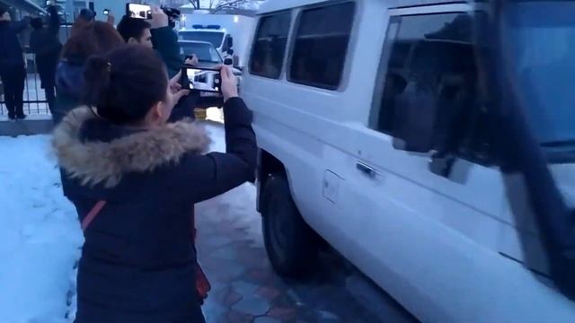 Экс президента Кыргызстана Атамбаева впервые доставили в суд смотреть онлайн