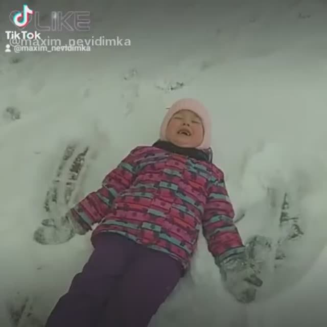 Папа рядом . "ЗвёзДочка" играет на снегу. смотреть онлайн