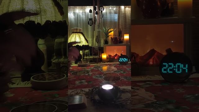 Мужчина сидит на скамеечке и слушает про вас и про себя
