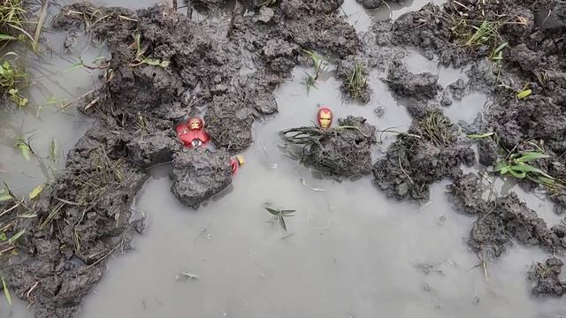 Hunting avengers toys in the mud, superhero toys, spider-man, venom, iron man, nightwing смотреть онлайн