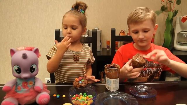 Шоколадные капкейки. Дети украшают капкейки M&M's. Children decorate cupcakes смотреть онлайн