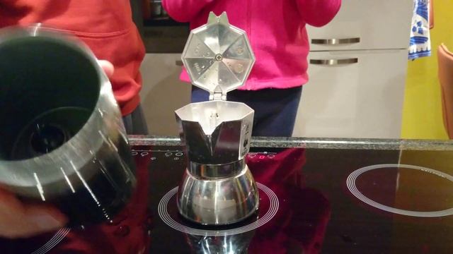 How to make Italian Coffee with Moka Pot (DIY) смотреть онлайн