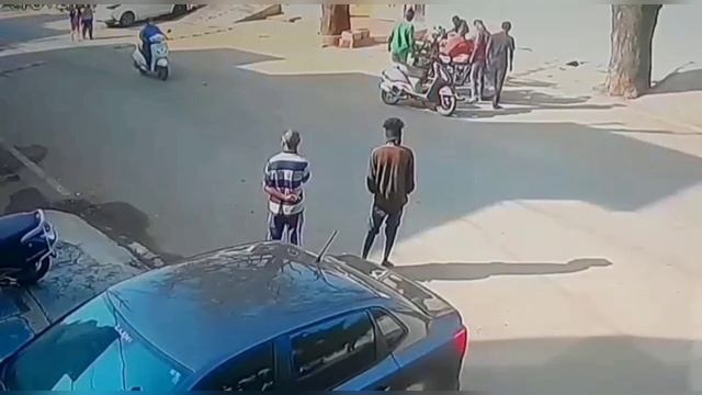 Bike accident caught on cctv camera (had a bad fight!!🤜🤕😡 смотреть онлайн
