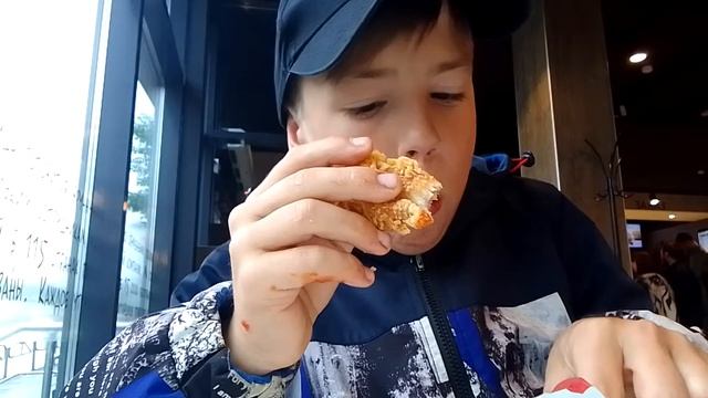 Я ем в КФС смотреть онлайн