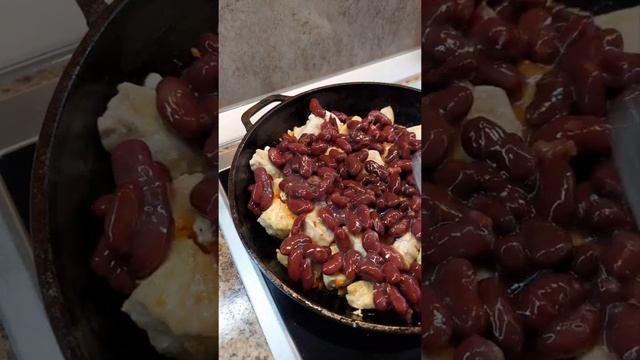 Куриное филе с фасолью / Мясо с подливкой / Сочное филе на сковороде смотреть онлайн