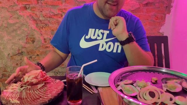 My Favourite Cafe in Udon Thani + $20 Australian Beef Buffet! смотреть онлайн