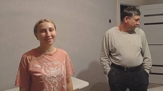 У дочери клеим обои. Обзор покупок смотреть онлайн